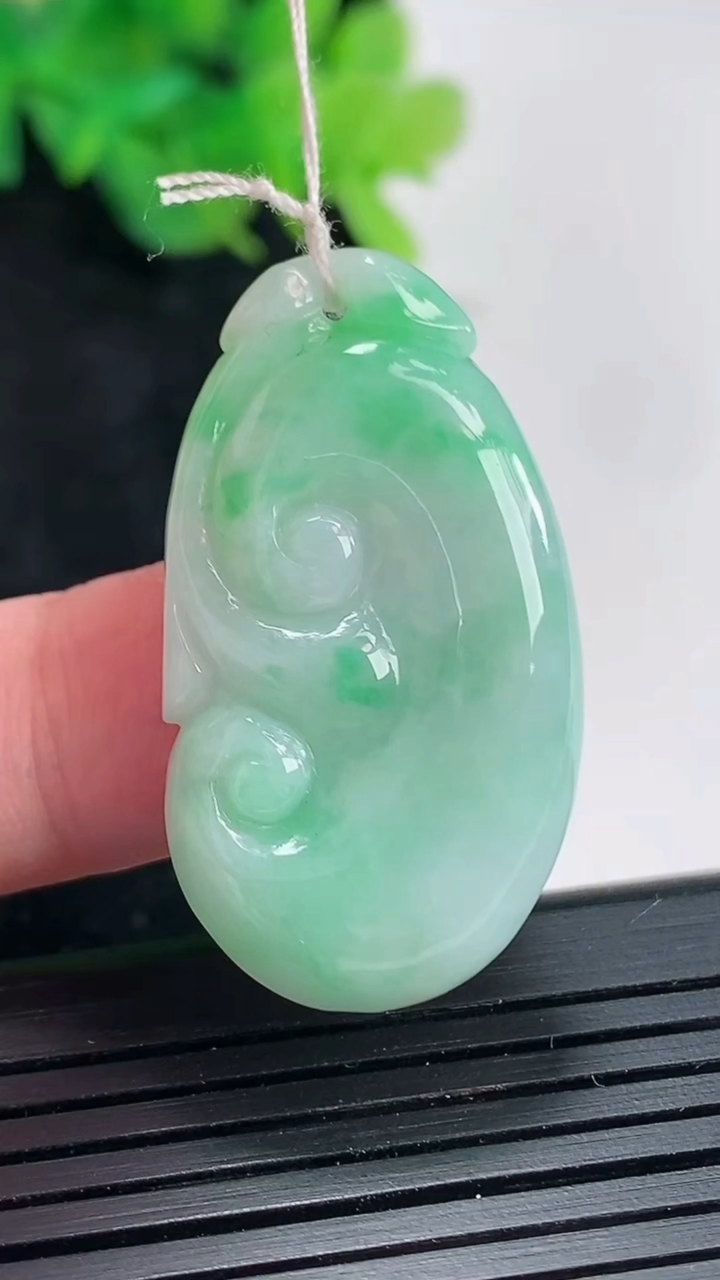 天然A货翡翠如意吊坠，尺寸36-20-5.6重量:8.95g
4月23日