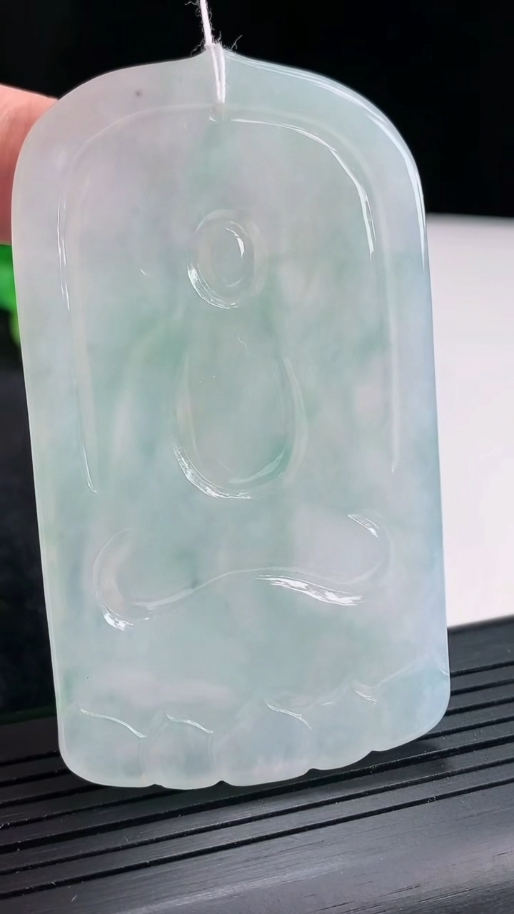 天然A货翡翠冰种飘花大势至菩萨吊坠，尺寸74-42-6重量:45.47g
4月23日