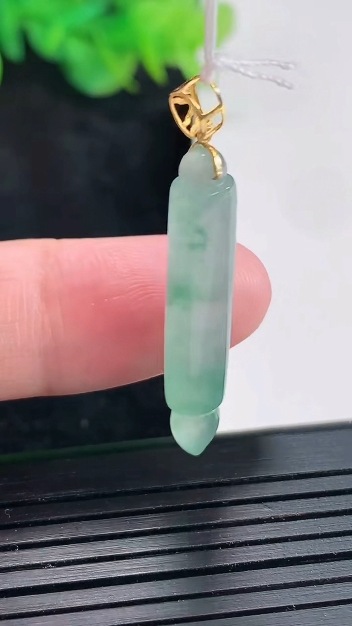 天然A货翡翠种飘花毛笔吊坠，尺寸31.6-5.2重量:2.67g
4月23日