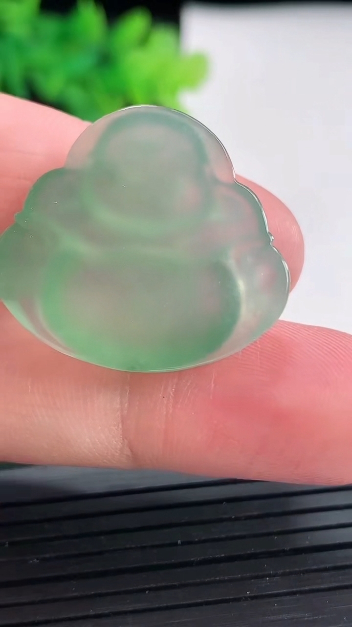 天然A货翡翠佛公吊坠，尺寸25-28-5.8重量:6.42g
4月23日