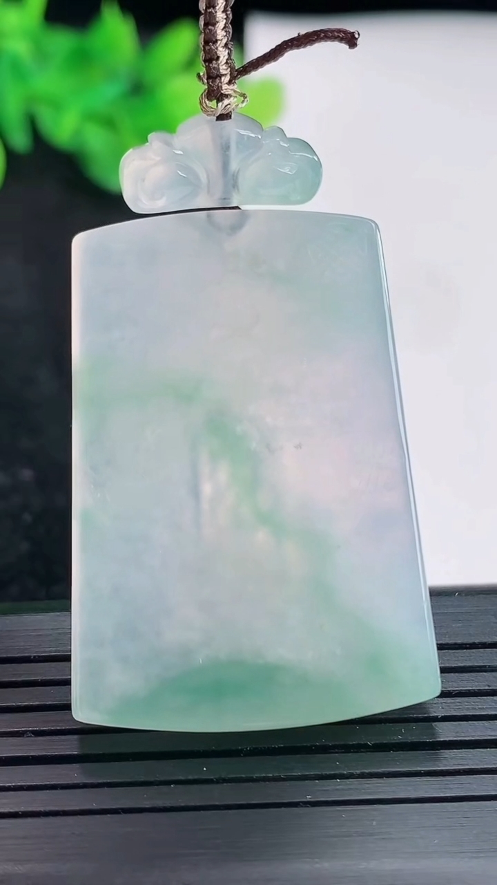 天然A货翡翠仿古无事牌吊坠，尺寸41-28-5.2重量:20.61g
4月23日