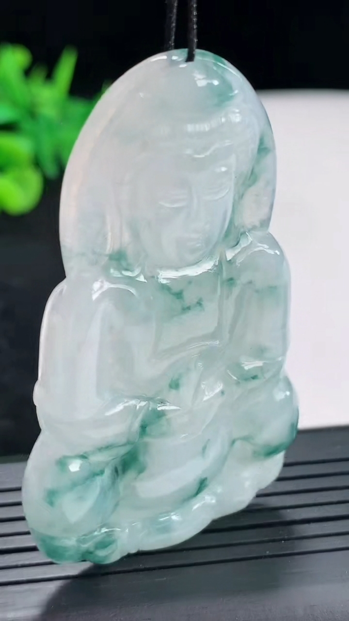 天然A货翡翠飘花正装观音吊坠，尺寸61-37-5.5重量:22.65g
4月23日