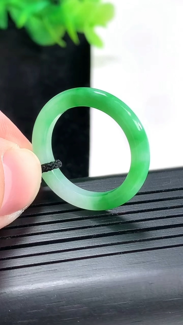 天然A货翡翠玉指环 戒指，尺寸18.8-3.2-3.5重量:2.51g2026年4月23日
工厂直销