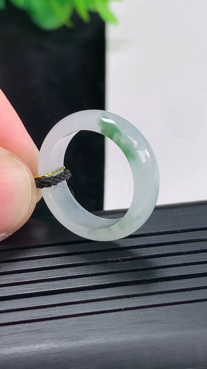 天然A货翡翠飘花玉指环戒指，尺寸16.5-6-2.8重量:2.99g2026年4月23日
工厂直销收藏佳品,种好水足，色泽均匀，有种有色，上手高大气！