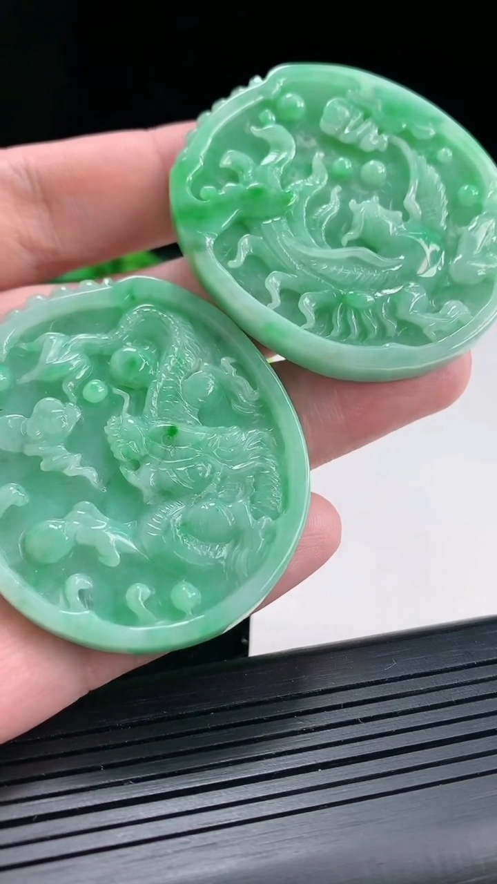 天然A货翡翠龙凤呈祥吊坠一对，尺寸51-45-5.5重量:56.97g
4月23日