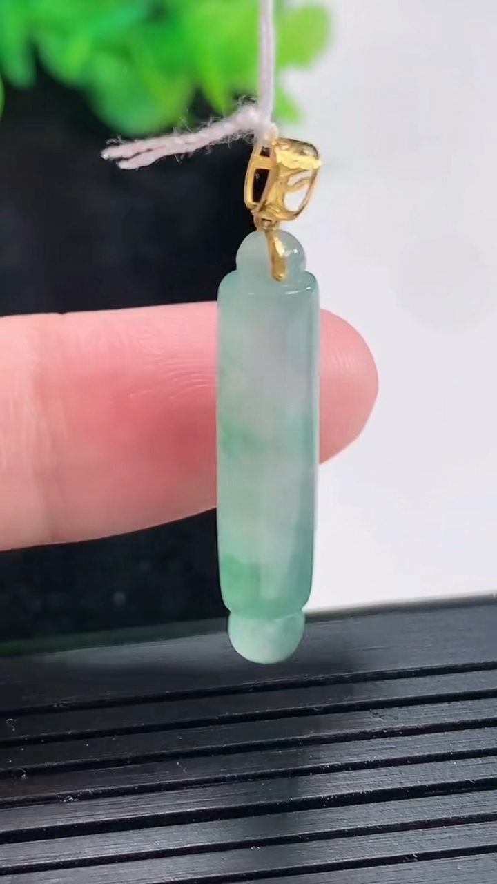 天然A货翡翠种飘花毛笔吊坠，尺寸31.6-5.2重量:2.67g
4月23日