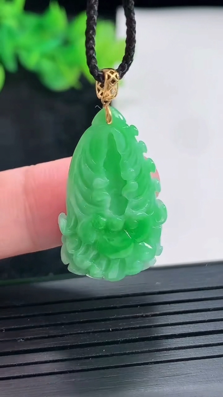 天然A货翡翠白菜吊坠，尺寸28.5-18-6.5重量:5.35g
4月23日