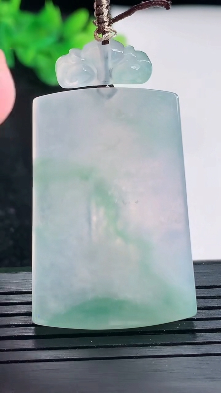 天然A货翡翠仿古无事牌吊坠，尺寸41-28-5.2重量:20.61g
4月23日