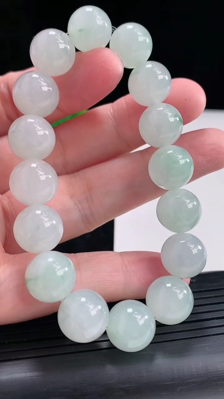 天然A货翡翠飘花圆珠手串，尺寸12-16颗重量:52.73g4月23日
工厂直销收藏佳品,种好水足，色泽均匀，有种有色，上手高大气！