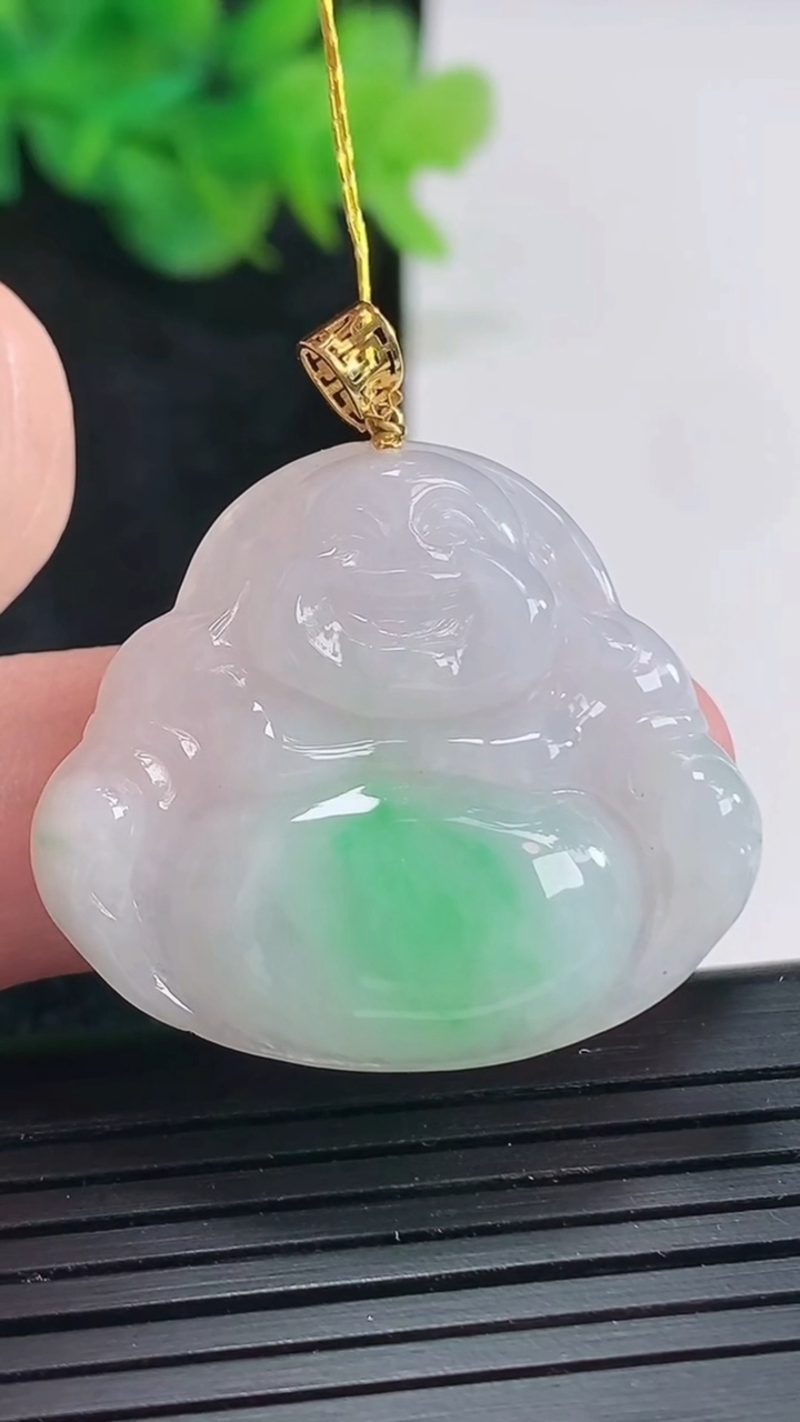 天然A货翡翠佛公吊坠，尺寸27-32.6-5.2重量:7.48g
4月23日