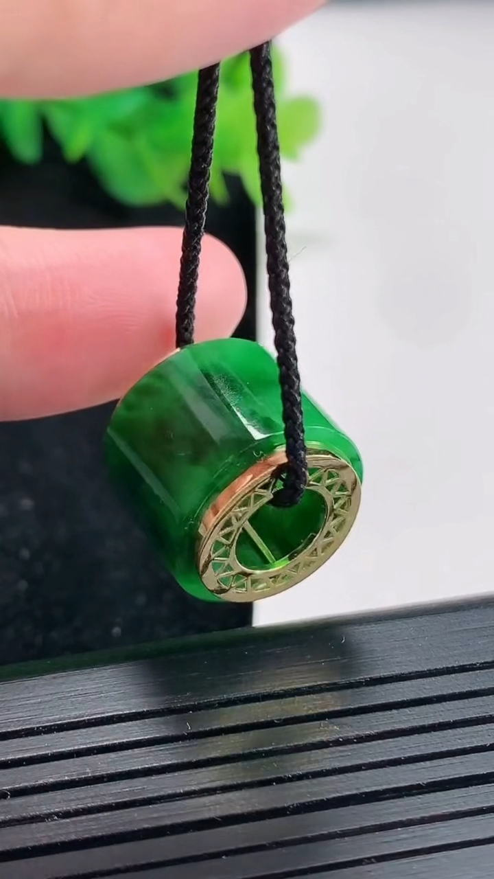 天然A货翡翠路路通吊坠，尺寸15.5-17重量:5.58g
4月23日