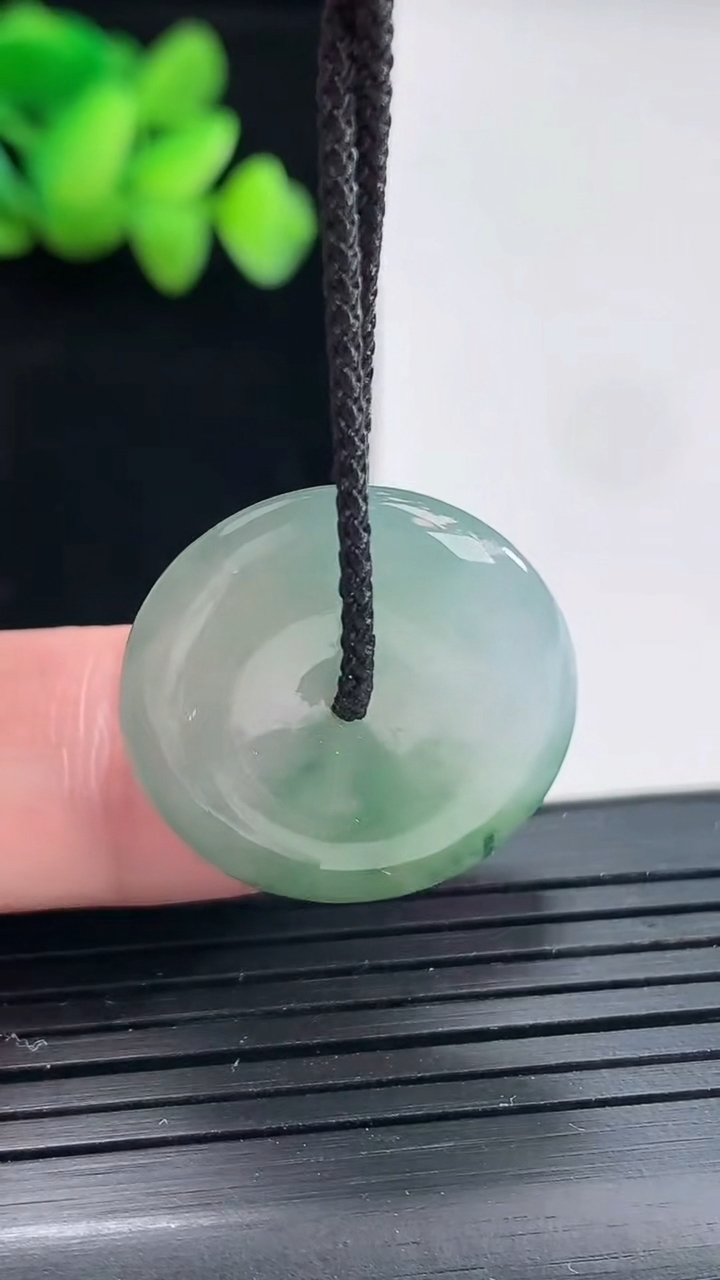 天然A货翡翠飘花平安扣吊坠，尺寸22.5-5.6重:5.74
4月24日