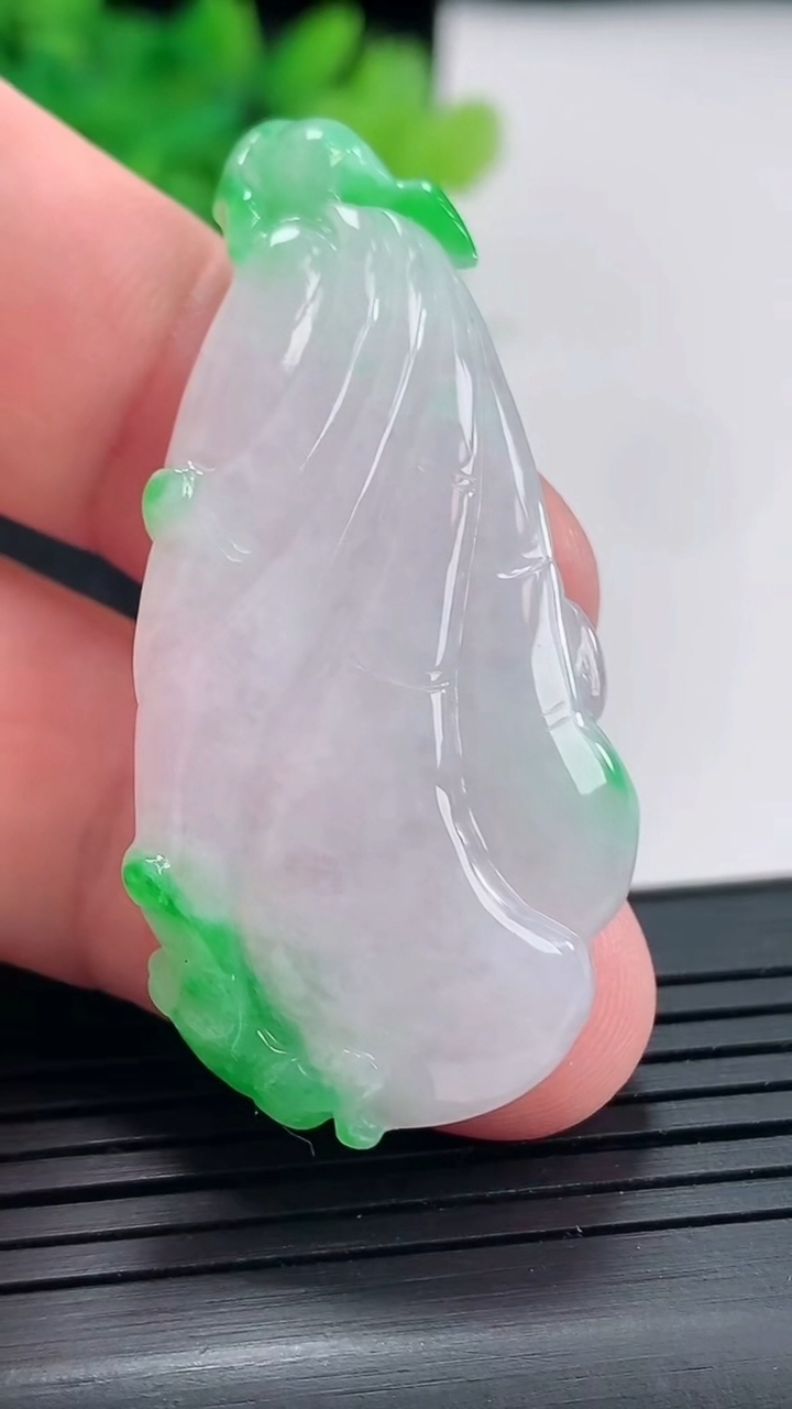 天然A货翡翠莲蓬吊坠，尺寸49-23-6重量:11.04g
4月23日