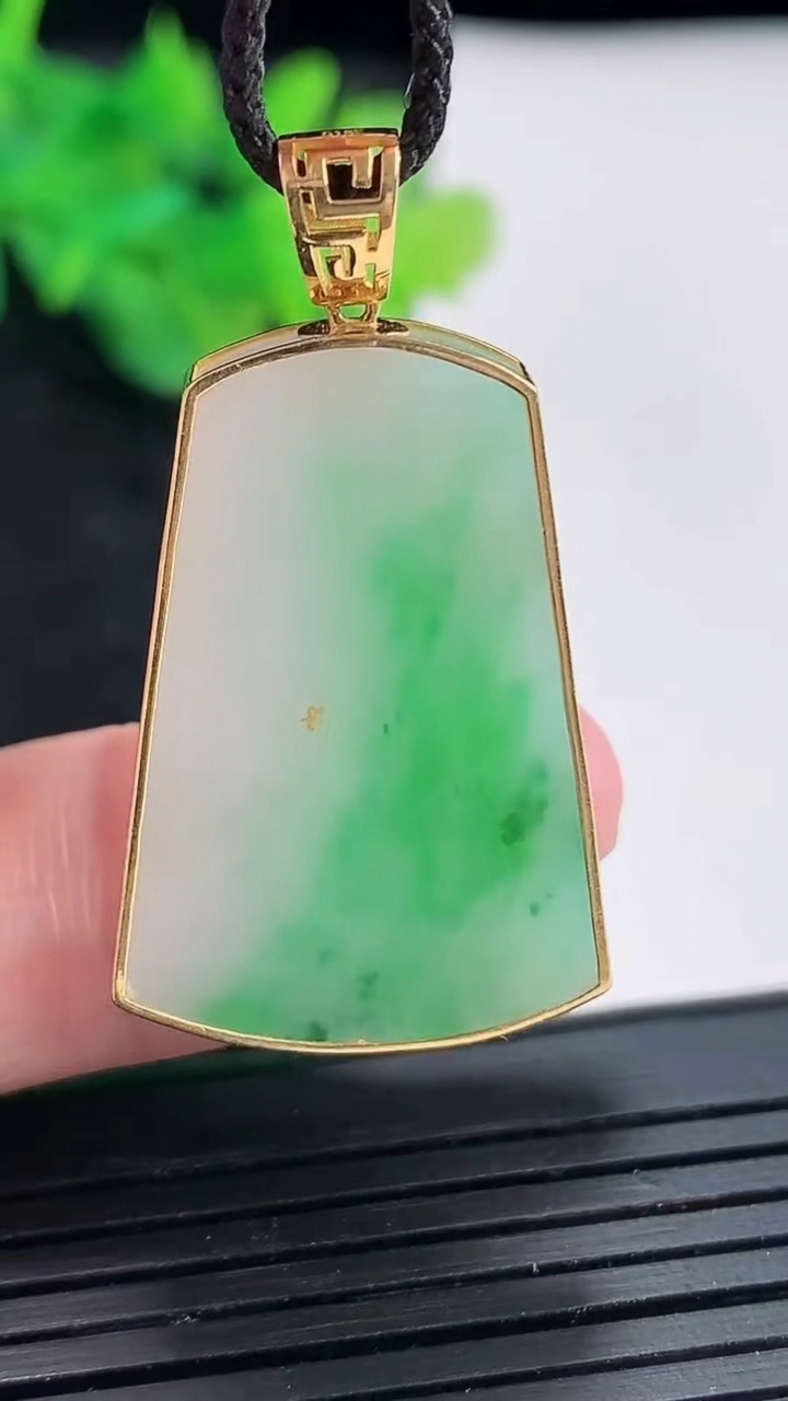 天然A货翡翠无事牌吊坠，尺寸37.5-20.5-4.3，裸石30-20重量:7.45g
4月23日