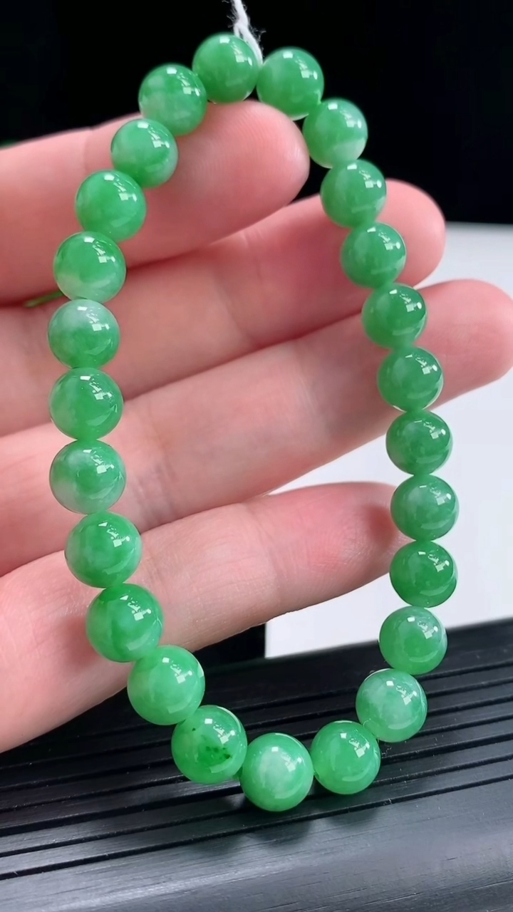 天然A货翡翠满满圆珠手串，尺寸7.5-15颗重量:18.78g4月23日
工厂直销收藏佳品,种好水足，色泽均匀，有种有色，上手高大气！
