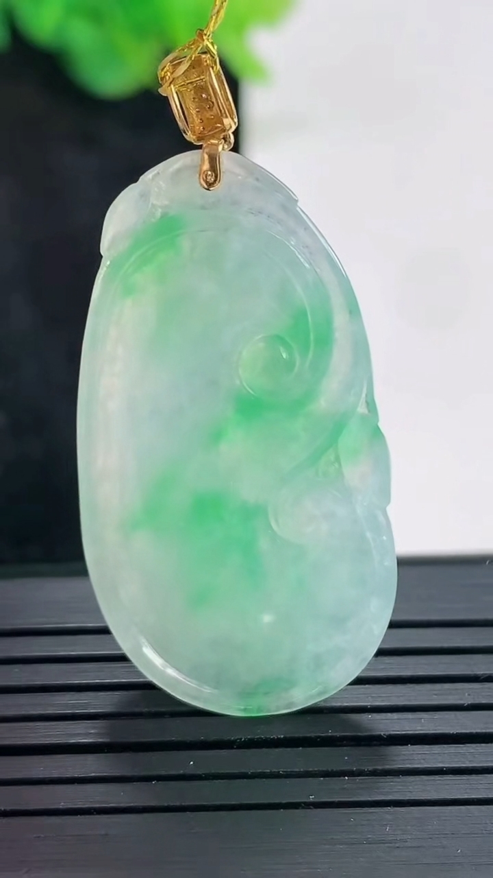 天然A货翡翠如意吊坠，尺寸35.6-20-3.5重量:5.75g
4月23日