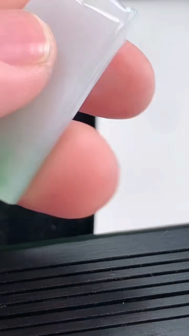 天然A货翡翠无事牌吊坠，尺寸38-21.8-3.8重量:9.41g
4月23日