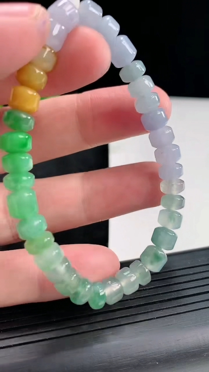 天然A货翡翠三彩路路通手串，尺寸7-6-35颗重量:18.70g4月23日
工厂直销收藏佳品,种好水足，色泽均匀，有种有色，上手高大气！