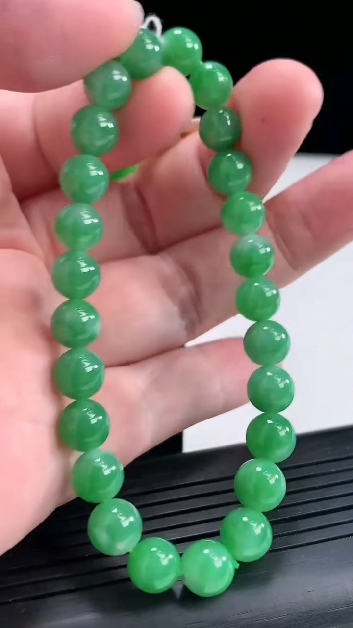 天然A货翡翠满满圆珠手串，尺寸7.5-15颗重量:18.78g4月23日
工厂直销收藏佳品,种好水足，色泽均匀，有种有色，上手高大气！