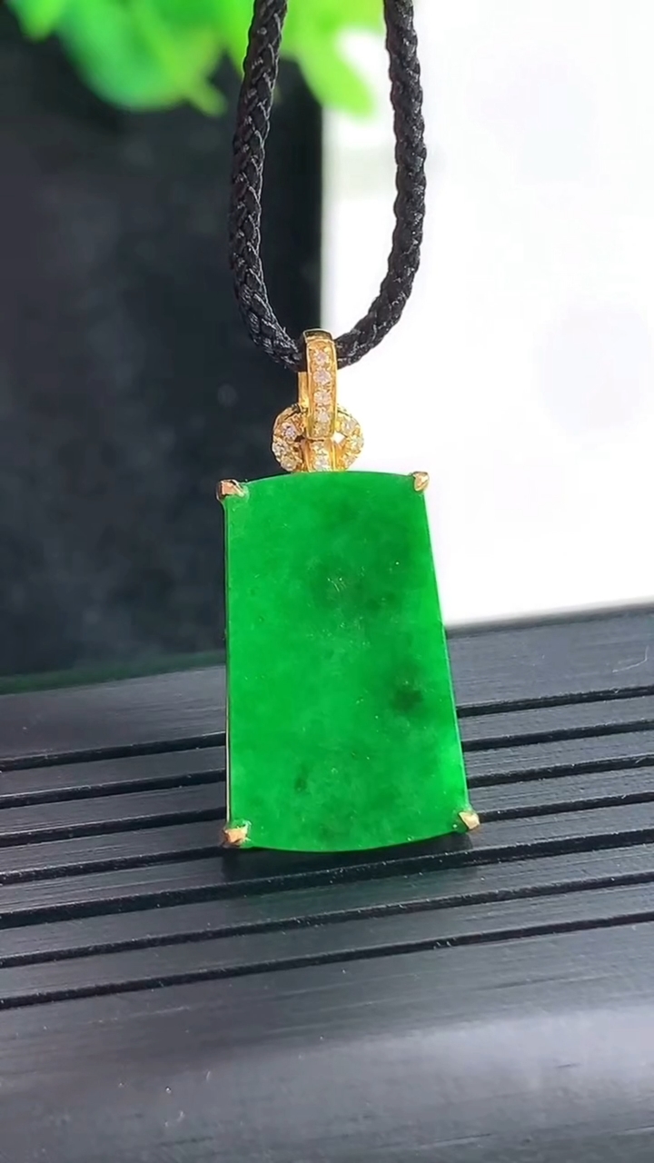 天然A货翡翠无事牌吊坠，尺寸26-13-4，裸石18.5-12.重量:1.97g
4月23日