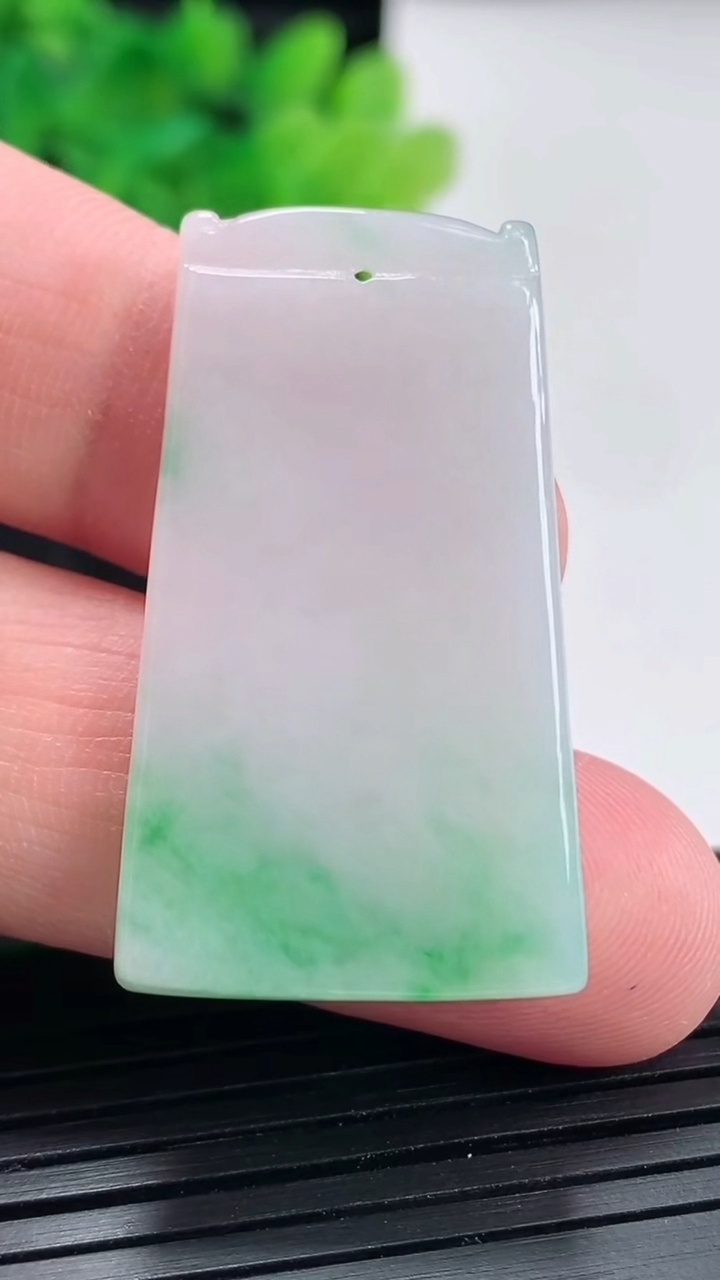 天然A货翡翠无事牌吊坠，尺寸38-21.8-3.8重量:9.41g
4月23日