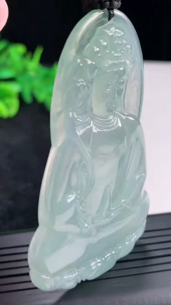 天然A货翡翠大势至菩萨吊坠，尺寸70-42-5.5重量:37.34g
4月23日
