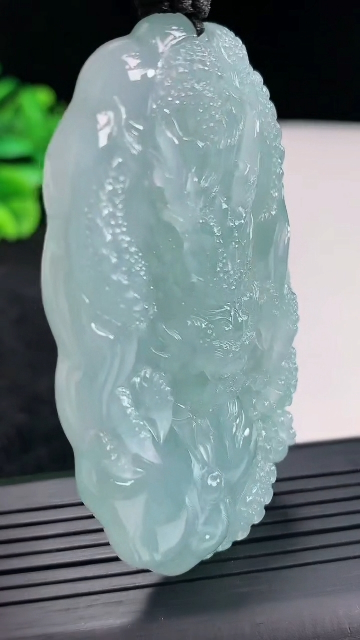 天然A货翡翠种飘花龙牌吊坠，尺寸65.5-40-11重量:64.54g
4月23日