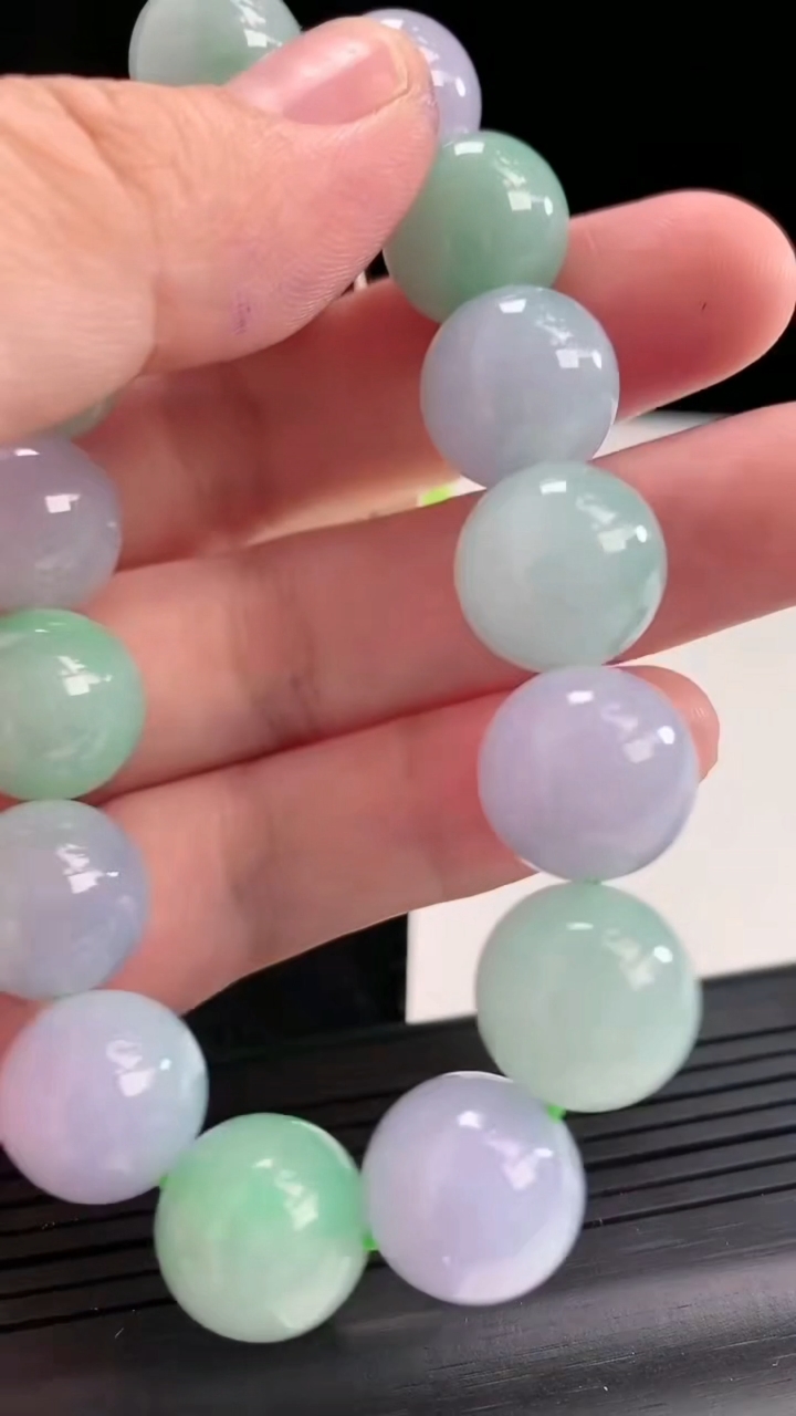 天然A货翡翠春带彩 紫罗兰圆珠手串，尺寸14-15颗重量:76.37g4月23日
工厂直销收藏佳品,种好水足，色泽均匀，有种有色，上手高大气！