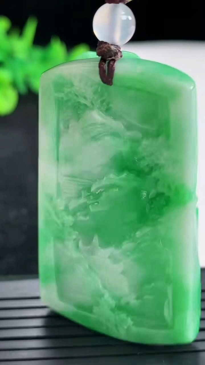 天然A货翡翠山水牌吊坠，尺寸56.6-32.5-10.5重量:40.55g
4月23日