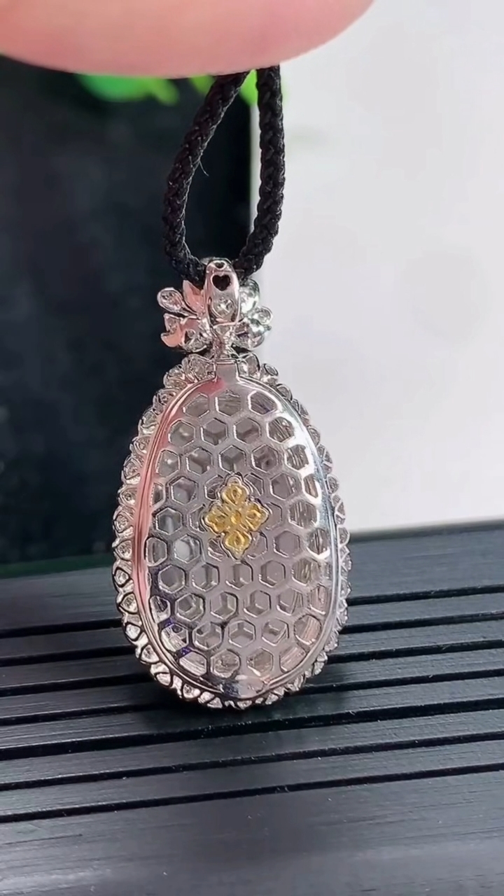 天然A货翡翠如意吊坠，尺寸30-16-6.6，裸石19-12重量:3.31g
4月23日