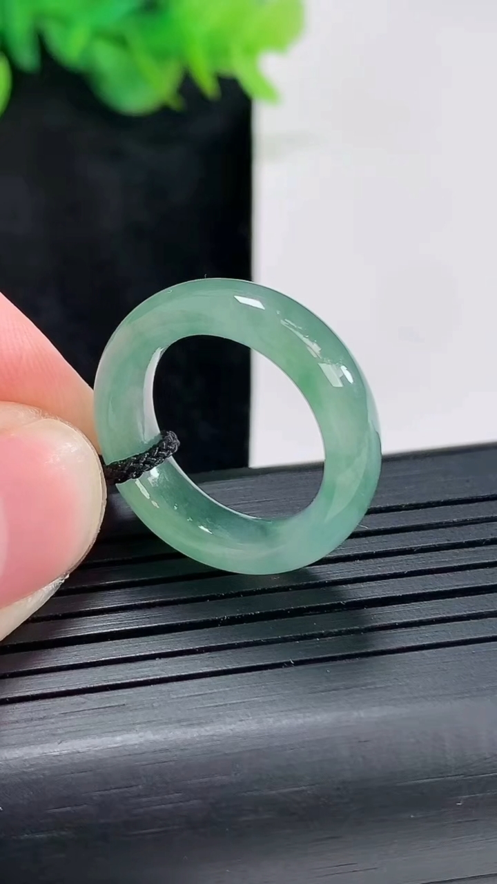 天然A货翡翠飘花玉指环 戒指，尺寸16.6-6.5-3.5重量:4.34g2026年4月23日
工厂