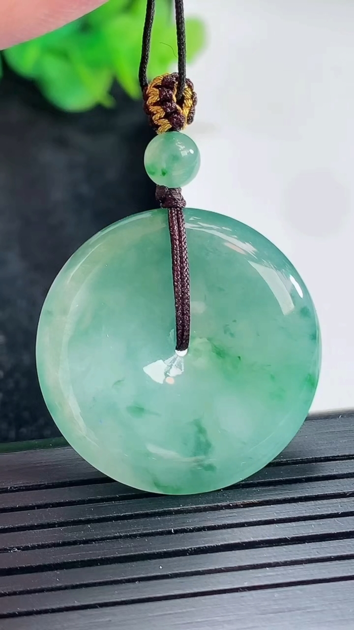 天然A货翡翠飘花平安扣吊坠，尺寸30-5.2重量:10.46g
4月23日