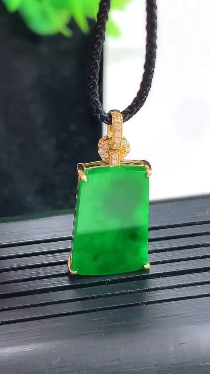 天然A货翡翠无事牌吊坠，尺寸26-13-4，裸石18.5-12.重量:1.97g
4月23日