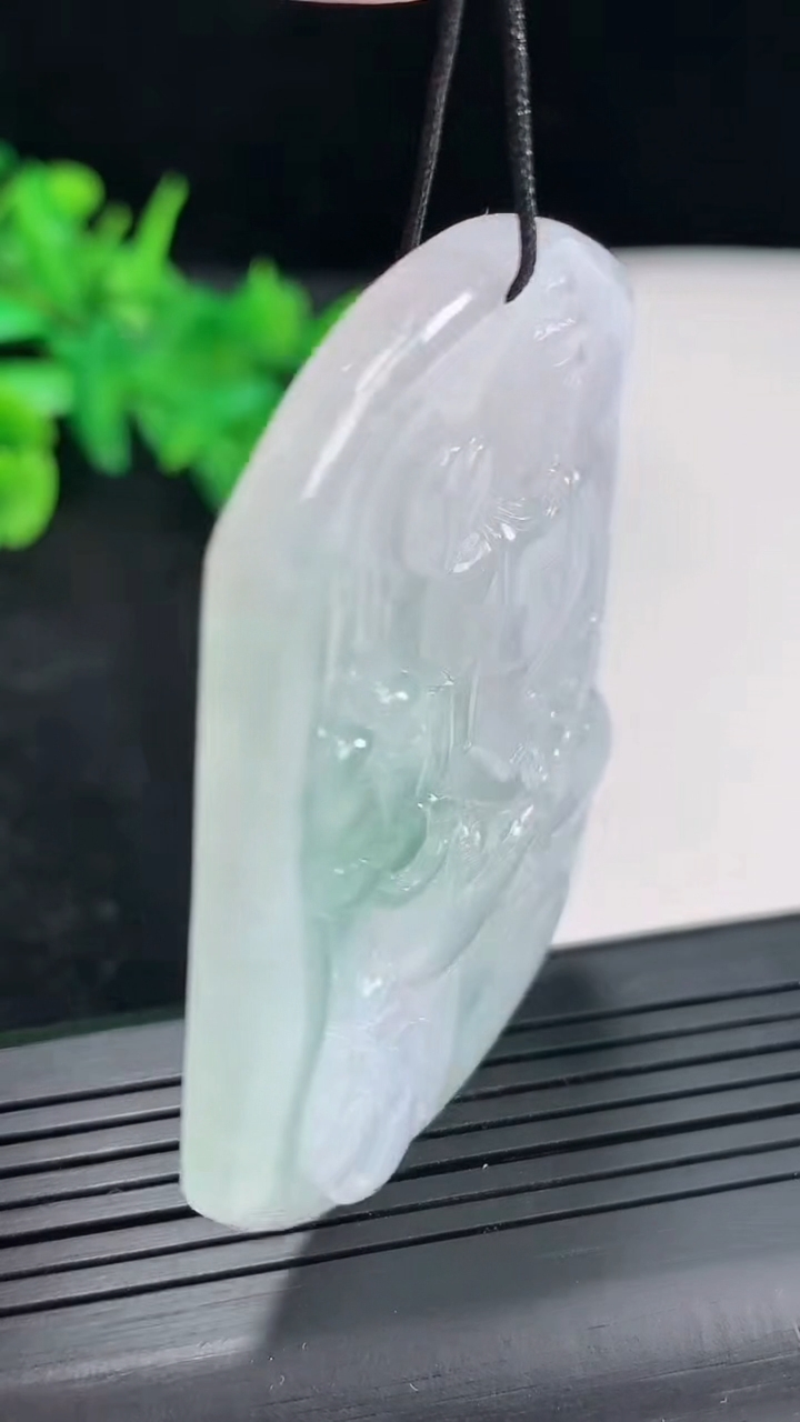 天然A货翡翠大日如来佛吊坠，尺寸56-46-5重量:30.46g
4月23日