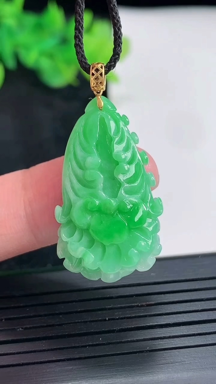 天然A货翡翠白菜吊坠，尺寸28.5-18-6.5重量:5.35g
4月23日