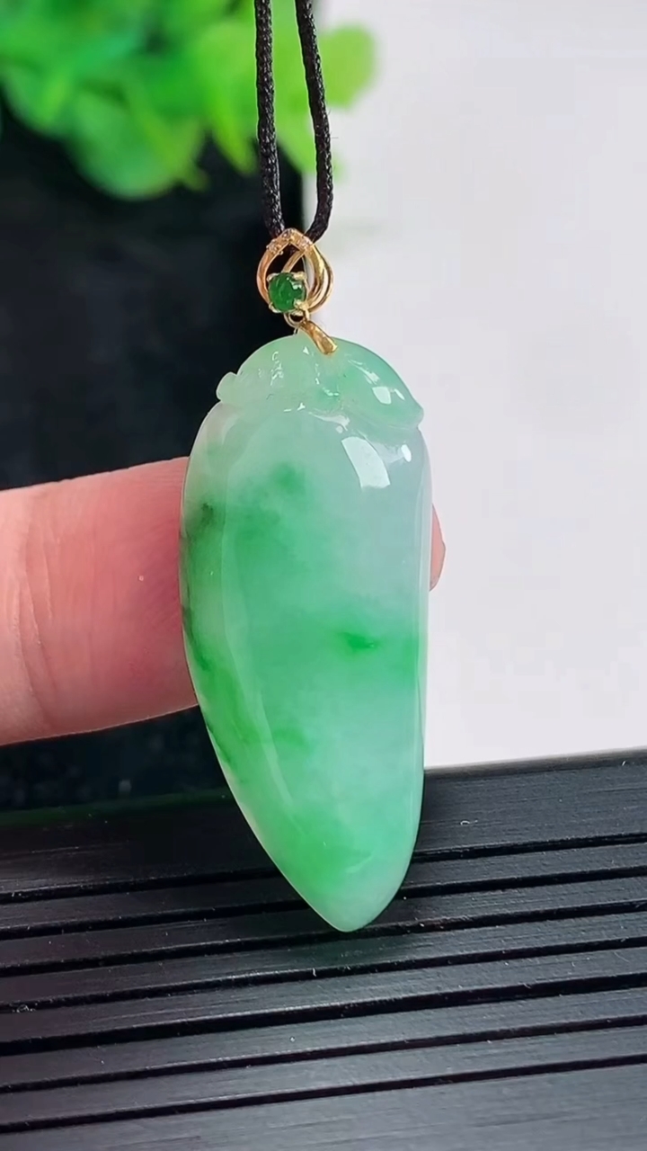 天然A货翡翠福瓜吊坠，尺寸32-14-4.8重量:4.07g
4月23日