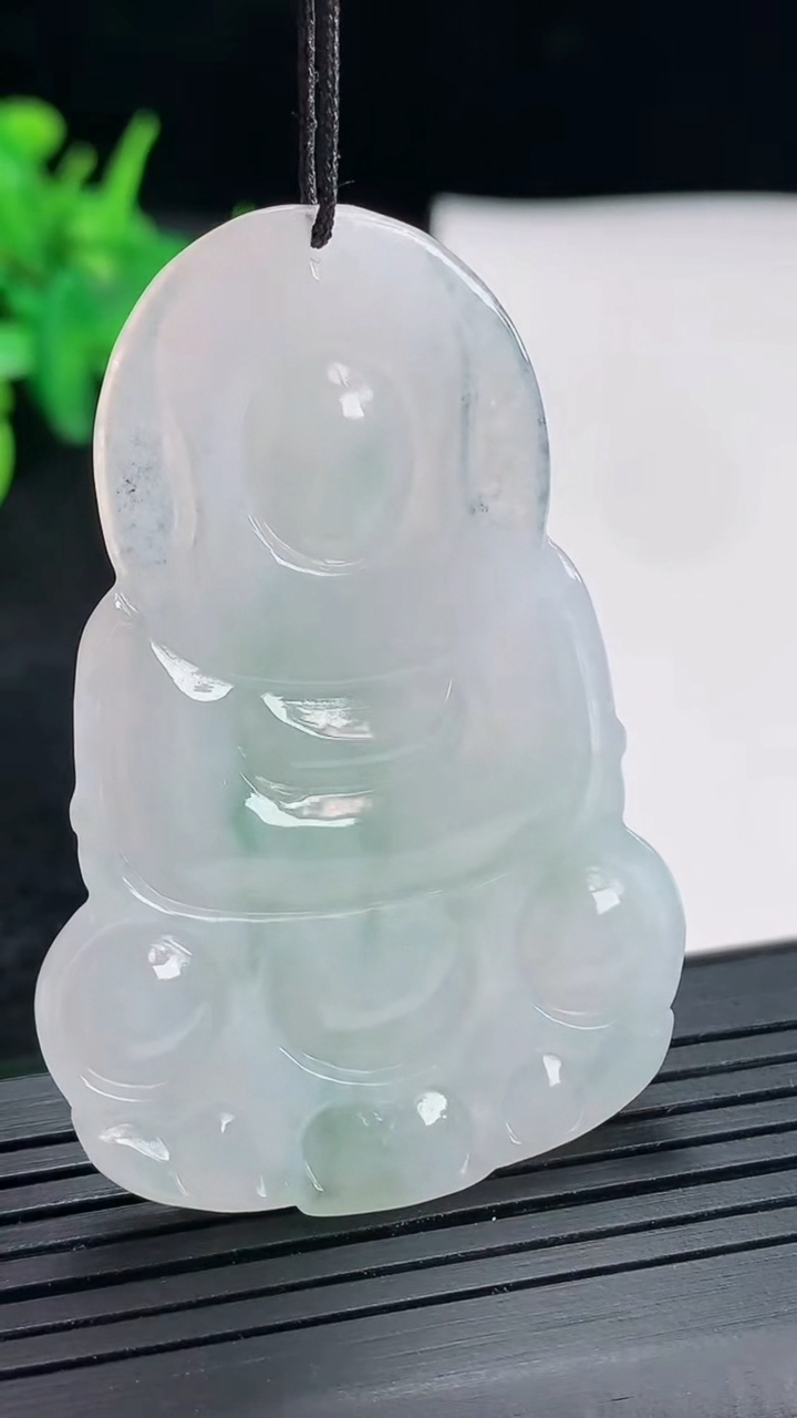 天然A货翡翠正装观音吊坠，尺寸53-36-6重量:18.86g
4月23日
