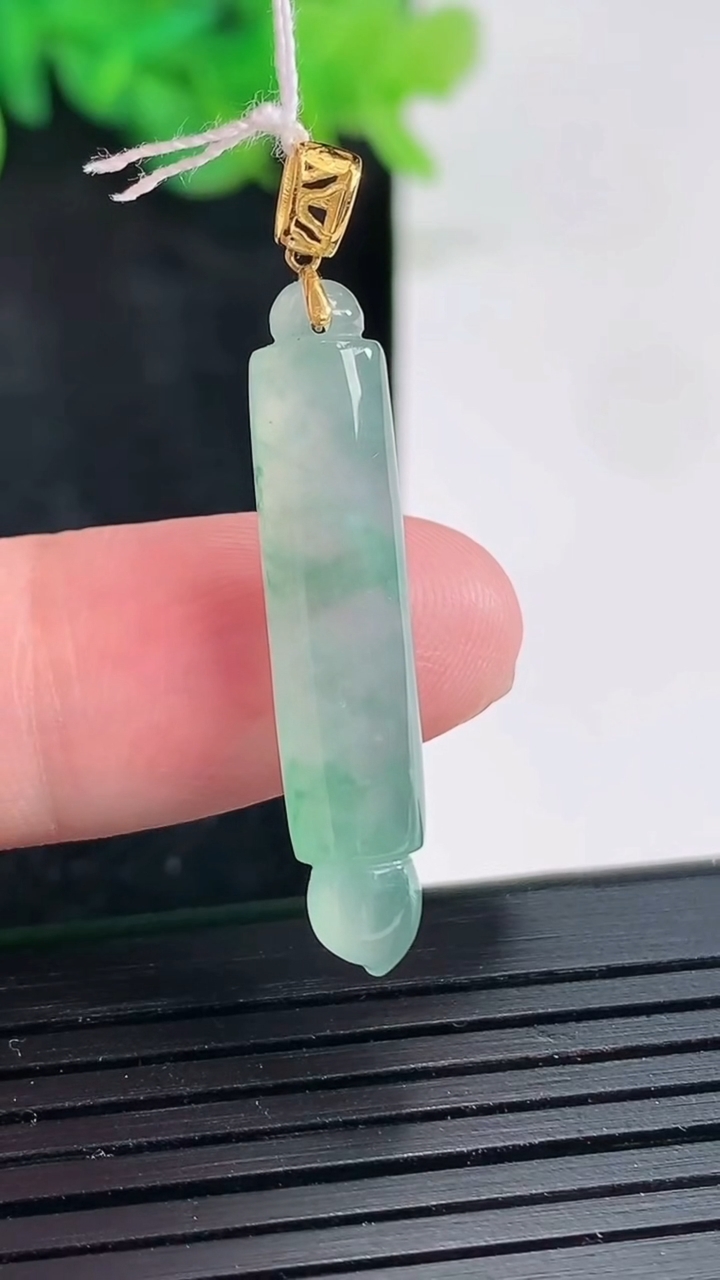 天然A货翡翠种飘花毛笔吊坠，尺寸31.6-5.2重量:2.67g
4月23日