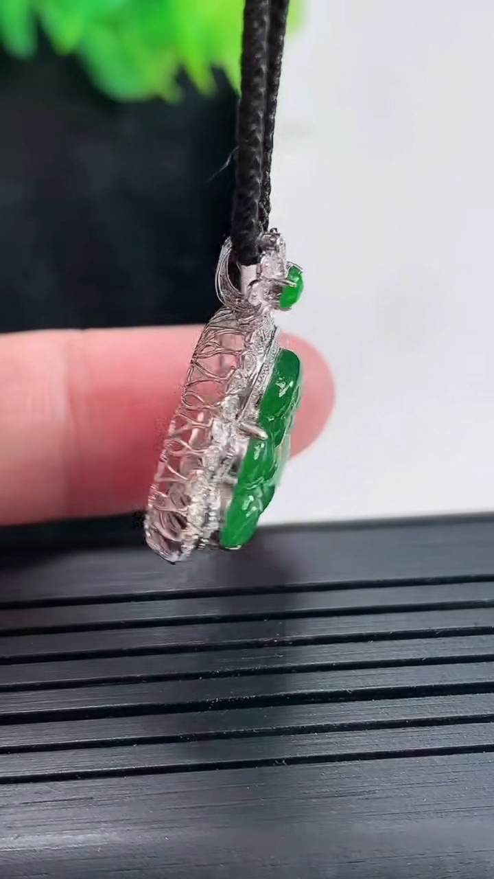 天然A货翡翠佛公吊坠，尺寸24-23.6-7.5，裸石12-19重量:3.31g
4月23日