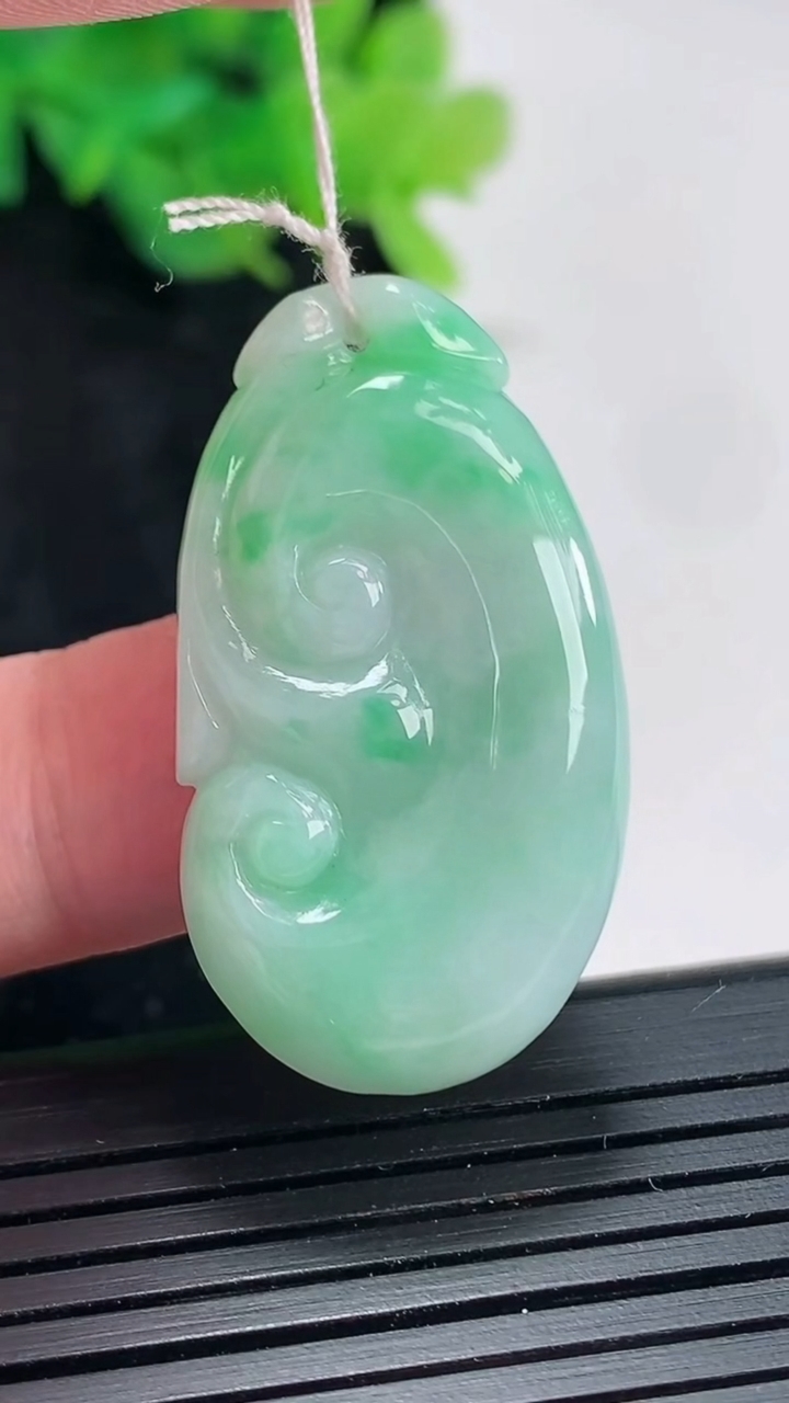 天然A货翡翠如意吊坠，尺寸36-20-5.6重量:8.95g
4月23日