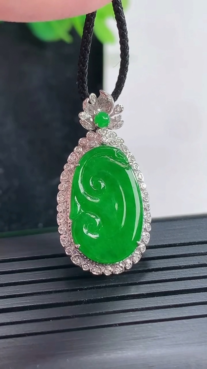 天然A货翡翠如意吊坠，尺寸30-16-6.6，裸石19-12重量:3.31g
4月23日