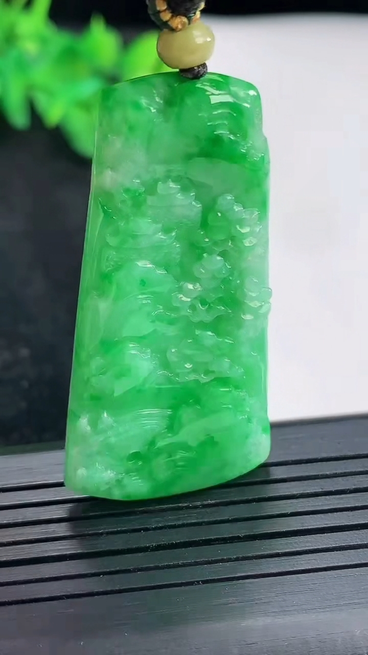 天然A货翡翠山水牌吊坠，尺寸46-24.5-5.6重量:17.18g
4月23日