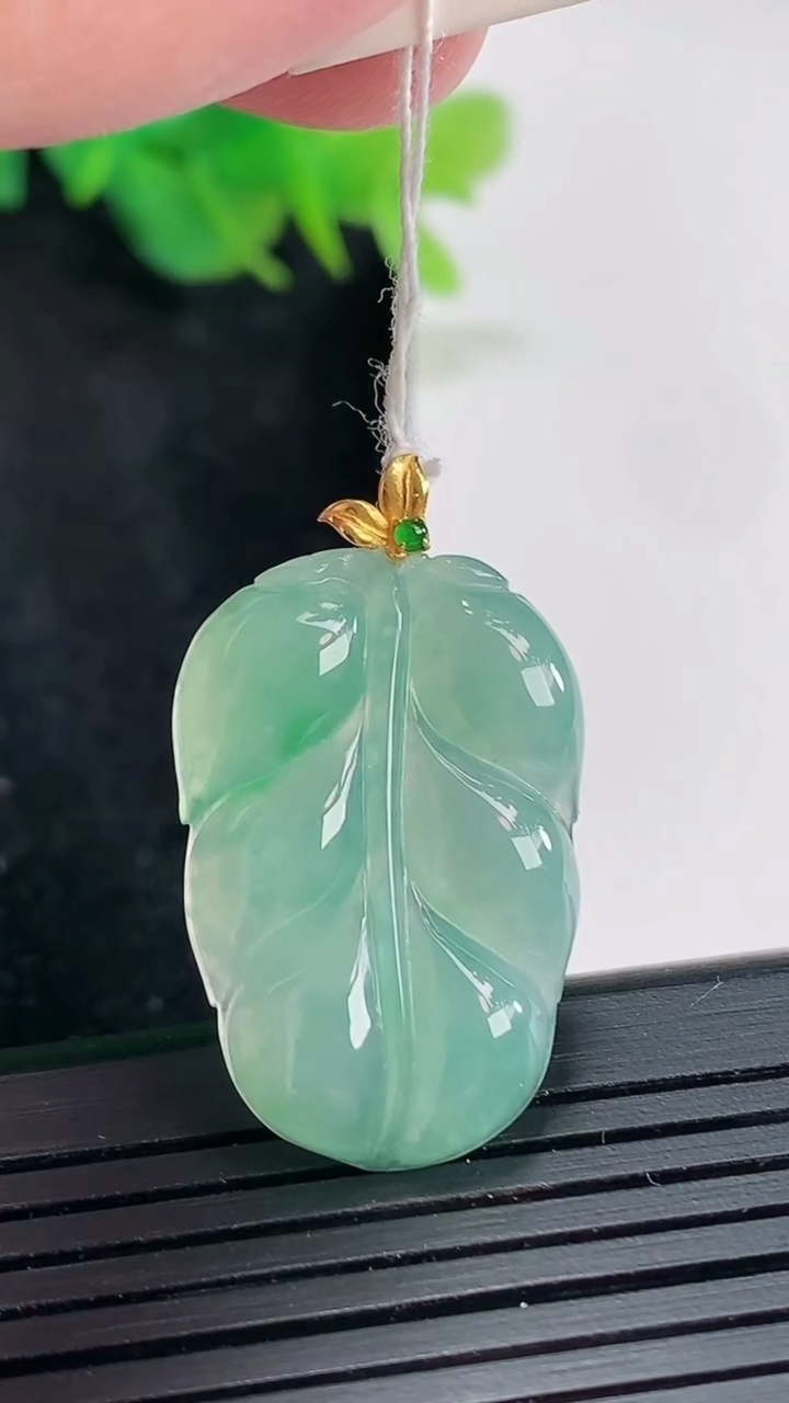 天然A货翡翠金枝玉叶 叶子吊坠，尺寸28-18.6-3.8重量:4.15g
4月23日