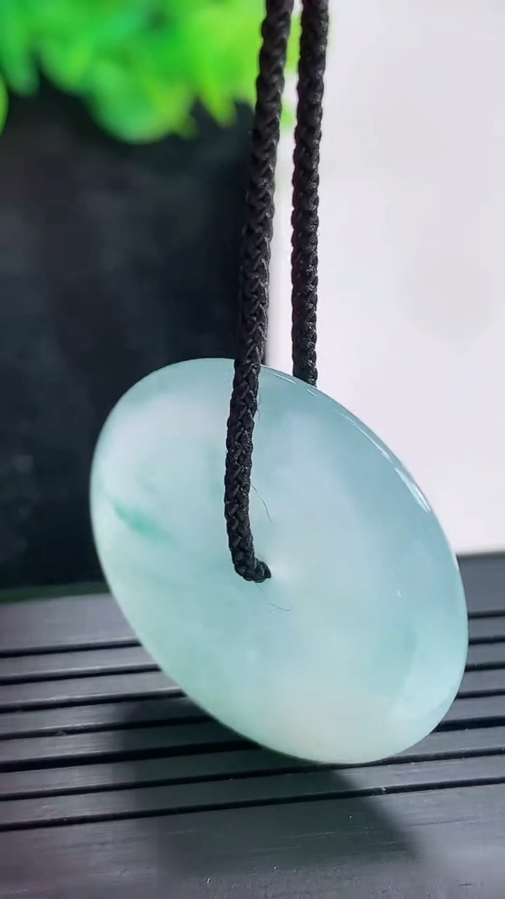 天然A货翡翠冰种飘花平安扣吊坠，尺寸29-5.5重量:9.86g
4月23日