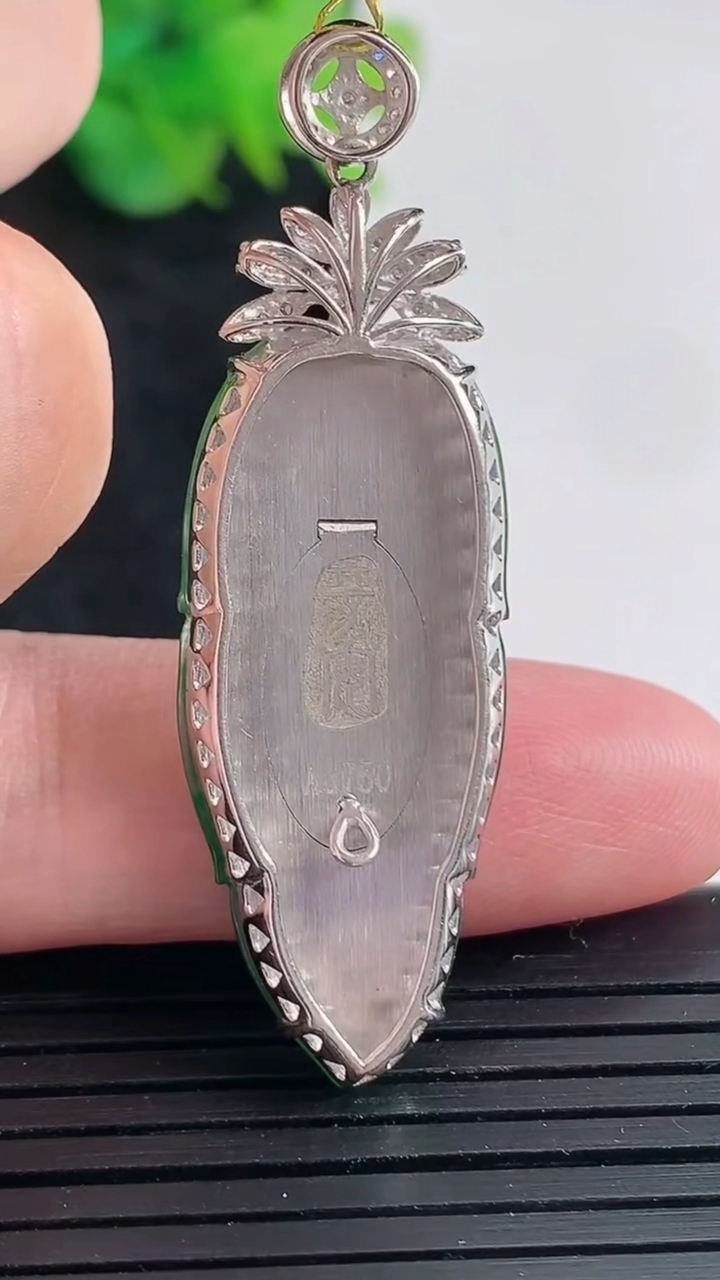 天然A货翡翠金枝玉叶 吊坠，尺寸49-15.5-5.8，裸石36-15重量:7.28g
4月23日