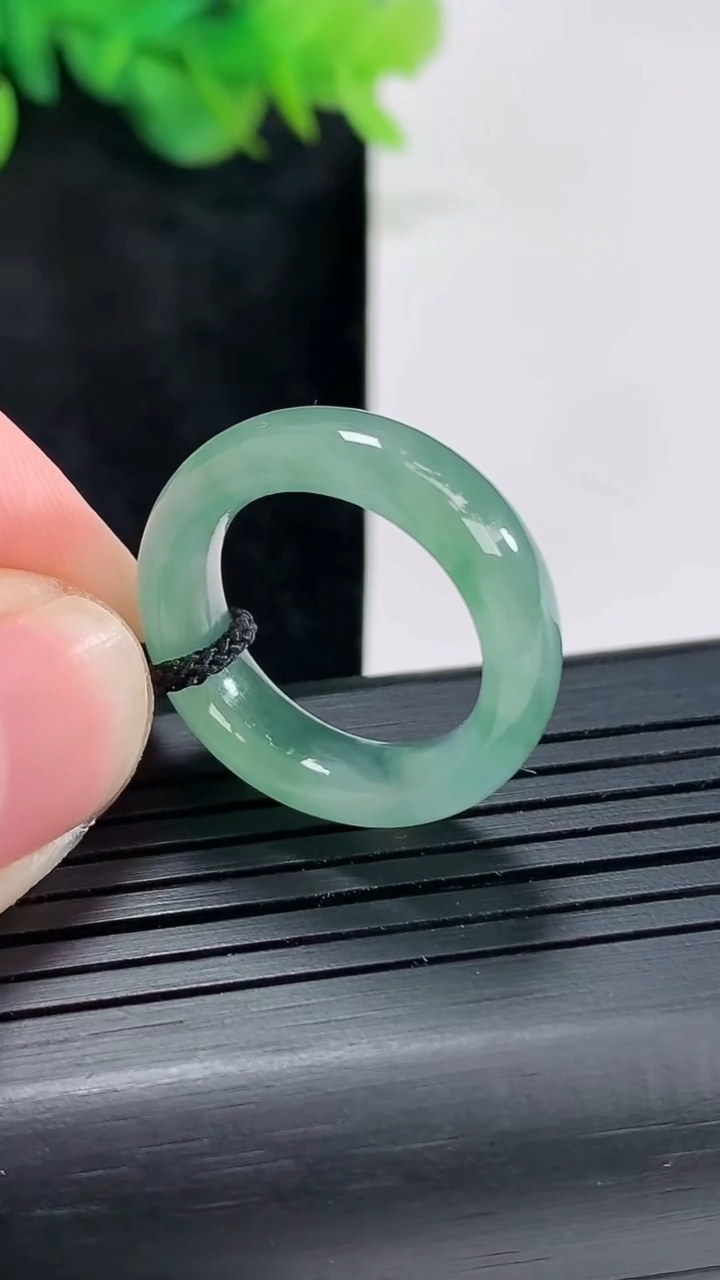 天然A货翡翠飘花玉指环 戒指，尺寸16.6-6.5-3.5重量:4.34g2026年4月23日
工厂