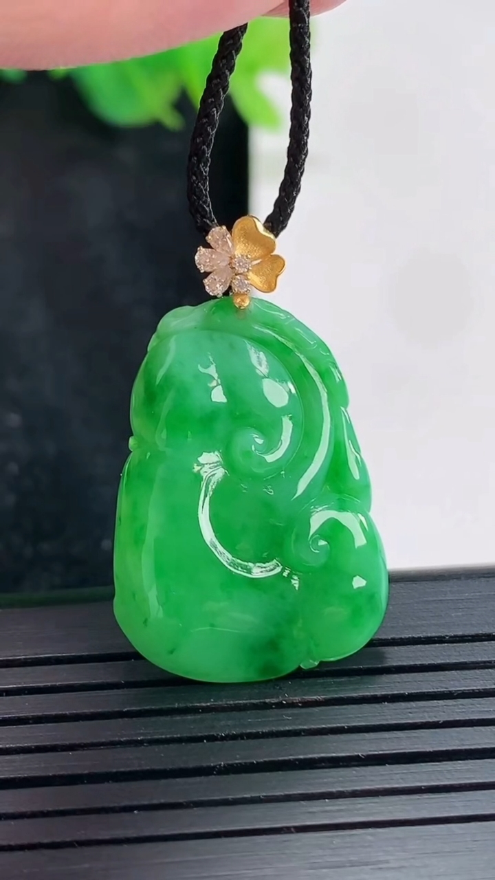 天然A货翡翠如意吊坠，尺寸26-20-4.2重量:4.78g
4月23日