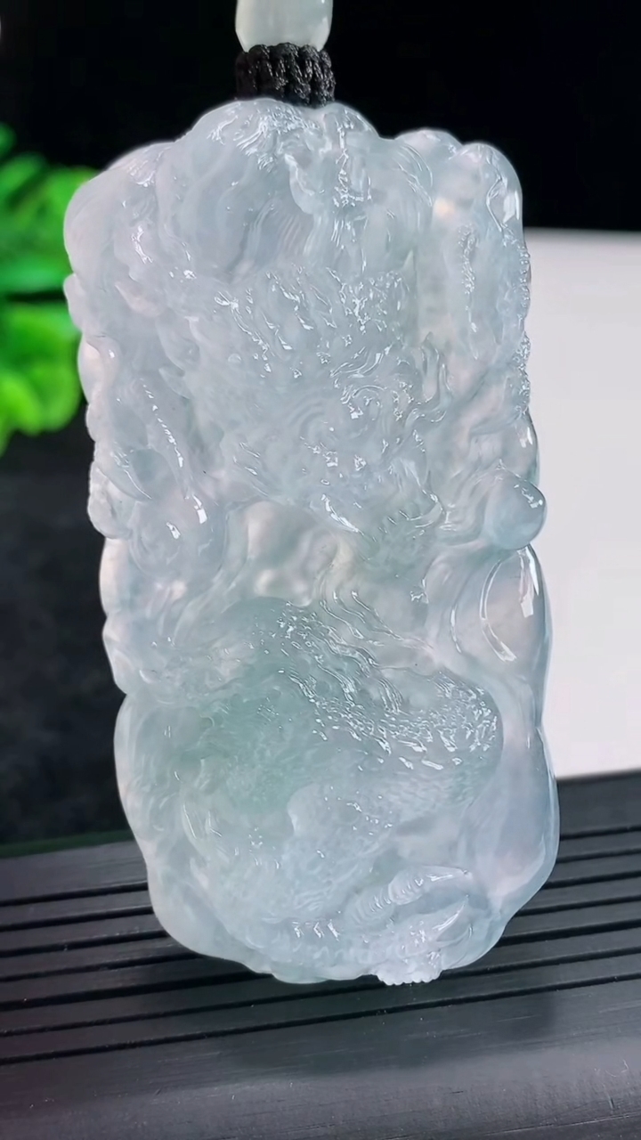 天然A货翡翠种飘花龙牌吊坠，尺寸66.5-35.6-10.5重量:52.67g
4月23日