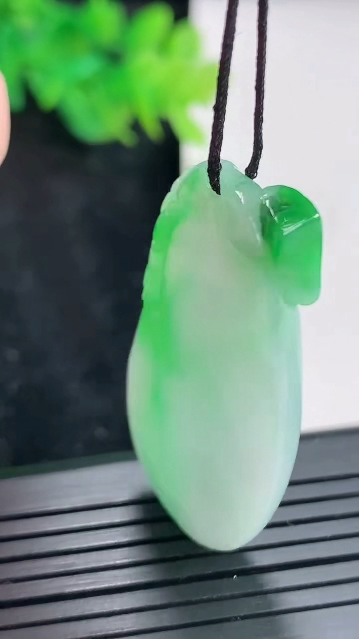 天然A货翡翠福瓜吊坠，尺寸41-22-6.8重量:13.90g
4月23日