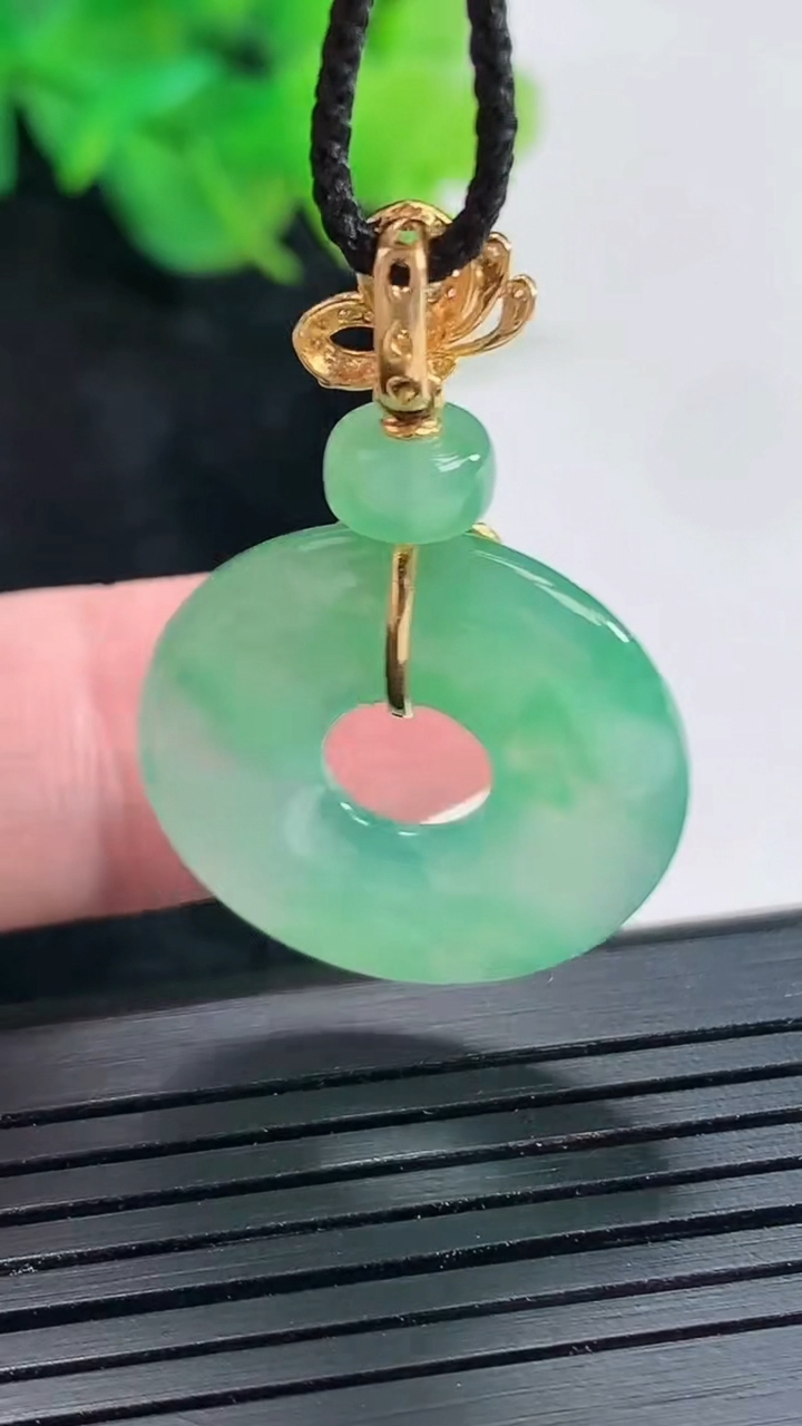 天然A货翡翠平安环吊坠，尺寸23.5-4重量:5.45g
4月23日